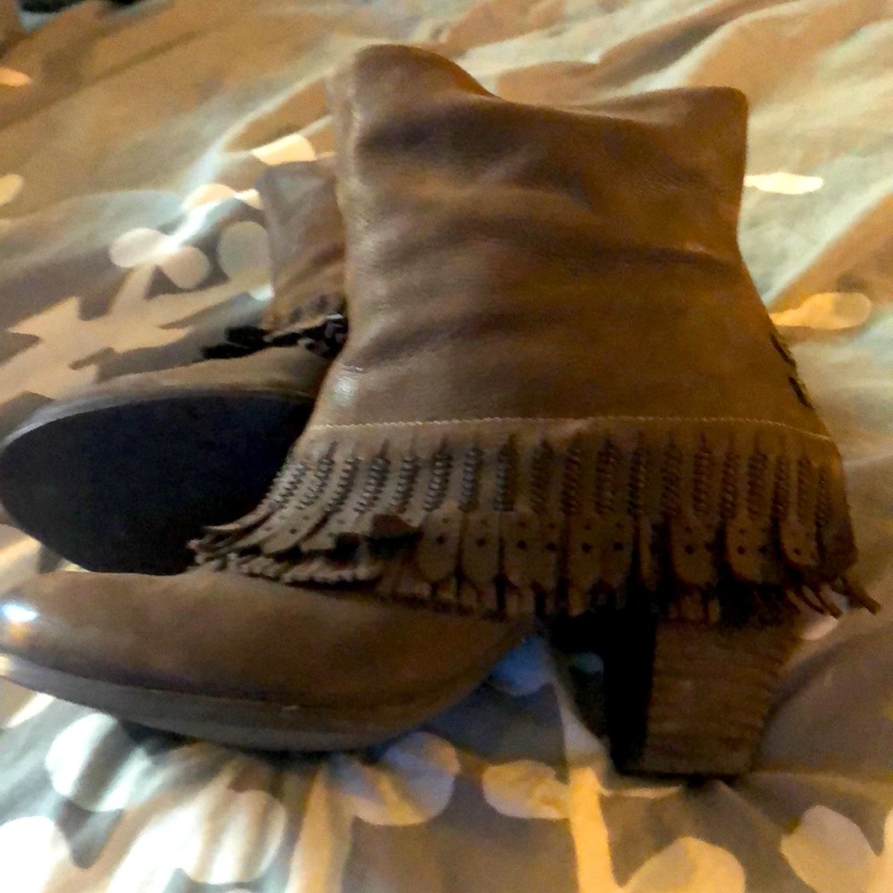 Super sexy just above the ankle boot. Worn once.